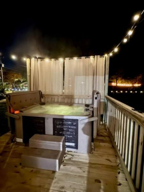 HOT TUB! Cozy Bungalow Downtown near River